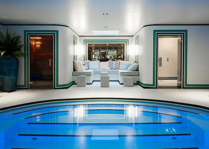 Eiffel BlometSpa Hotel